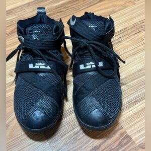 Youth Nike LeBron James, sz 4.5Y